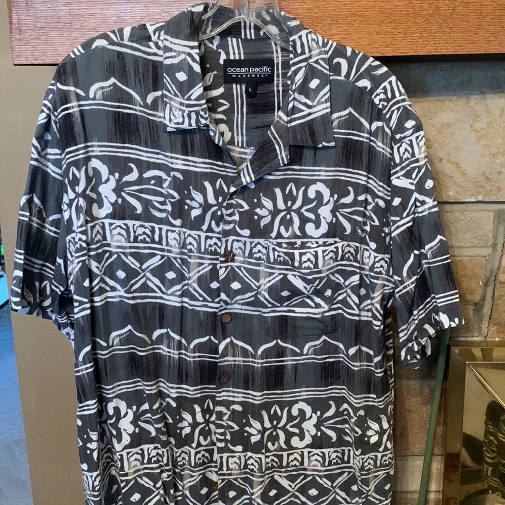 Lightweight button down men’s shirt- L